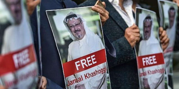 Los manifestantes sostienen fotografías del periodista desaparecido Jamal Khashoggi durante una manifestación frente al consulado de Arabia Saudita en Estambul el 5 de octubre de 2018. (AFP / OZAN KOSE)