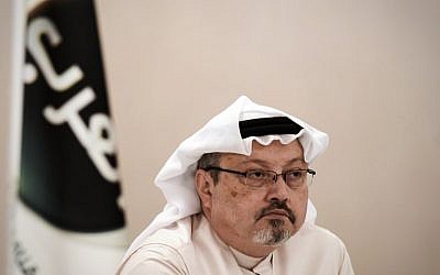 (ARCHIVOS) En esta foto de archivo tomada el 15 de diciembre de 2014, Jamal Khashoggi, observa durante una conferencia de prensa en la capital de Bahrein, Manama. (AFP / MOHAMMED AL-SHAIKH)