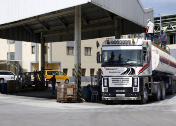 Primer envío de combustible financiado por Qatar llega a Gaza