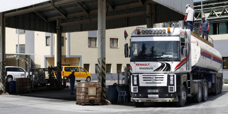 Primer envío de combustible financiado por Qatar llega a Gaza