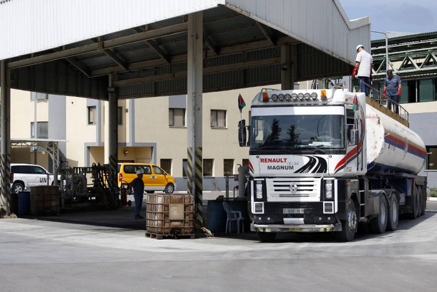 Primer envío de combustible financiado por Qatar llega a Gaza