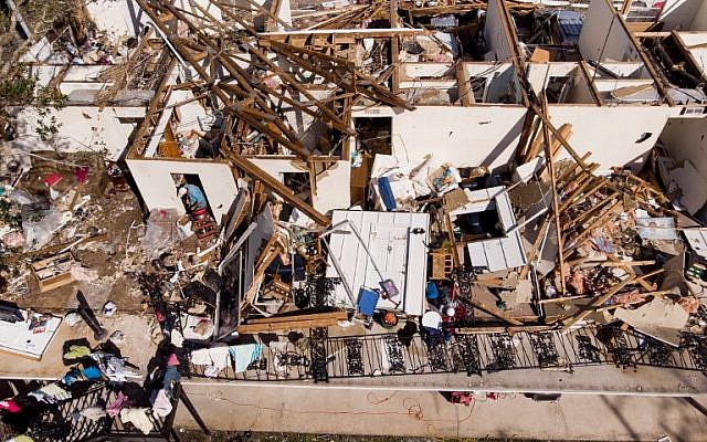 Un hombre trabaja a través de los restos de un apartamento después del huracán Michael, el 11 de octubre de 2018 en la ciudad de Panamá, Florida. (Foto por Brendan Smialowski / AFP)