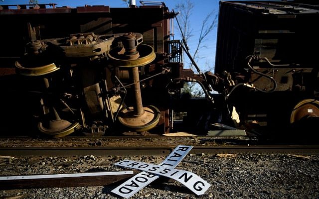 Se ve un tren volcado por los vientos de tormenta después del huracán Michael en la ciudad de Panamá, Florida, el 11 de octubre de 2018. (Foto de Brendan Smialowski / AFP)