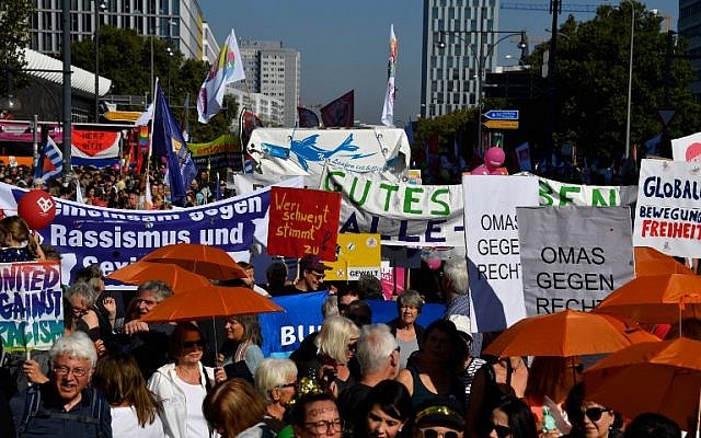 Los manifestantes se reúnen en la Alexanderplatz de Berlín durante una manifestación importante para una sociedad abierta y solidaria organizada por el grupo de acción “Unteilbar” (indivisible) el 13 de octubre de 2018. (John MACDOUGALL / AFP)