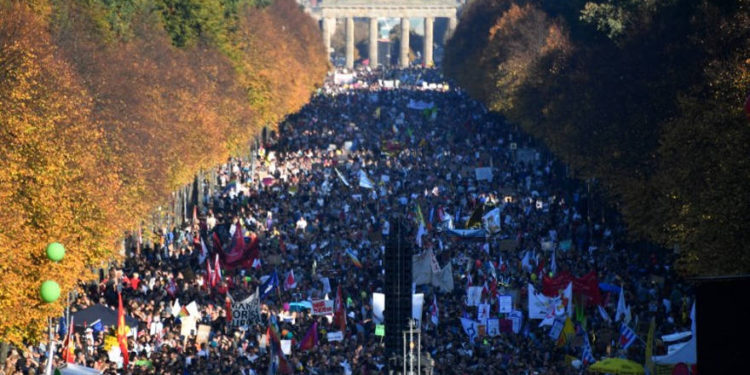 Decenas de miles de personas organizan una marcha contra el racismo en Berlín