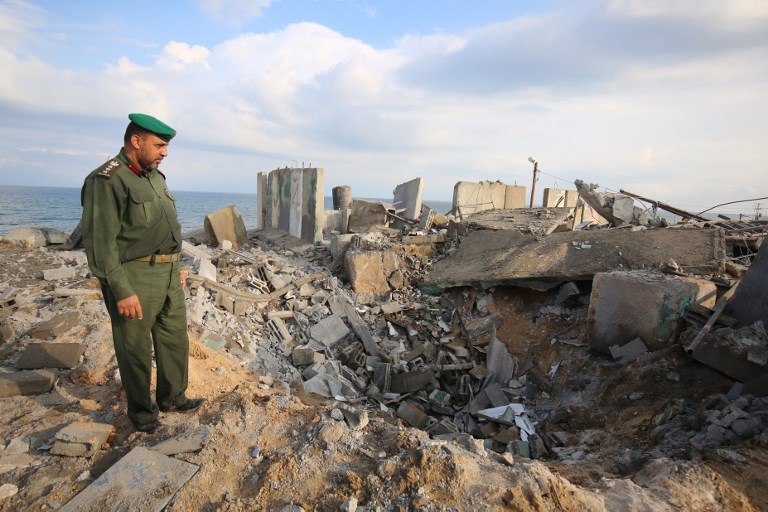 Un oficial de Hamás camina sobre escombros después de un ataque aéreo israelí en represalia cerca de la ciudad de Rafah, en el sur de la Franja de Gaza, después de que un cohete impactara en una casa en la ciudad israelí de Beer Sheba el 17 de octubre de 2018. (Said Khatib / AFP)