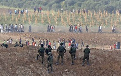 Soldados israelíes que tomaron posición durante enfrentamientos con terroristas palestinos en la frontera de Gaza el 19 de octubre de 2018 en Nahal Oz. (Jack Guez / AFP)