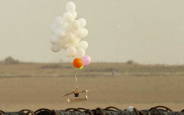 Esta fotografía tomada el 19 de octubre de 2018 en Nahal Oz, desde el lado israelí de la frontera con el noreste de la Franja de Gaza, muestra globos con un presunto dispositivo incendiario lanzado por manifestantes palestinos. (Foto por JACK GUEZ / AFP)