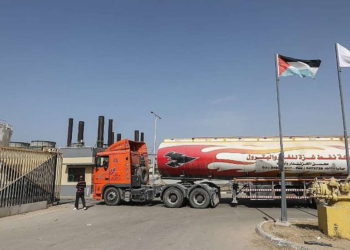 Un camión cisterna entrega combustible a la central eléctrica de Nuseirat en la Franja de Gaza el 24 de octubre de 2018. (Mahmud Hams / AFP)