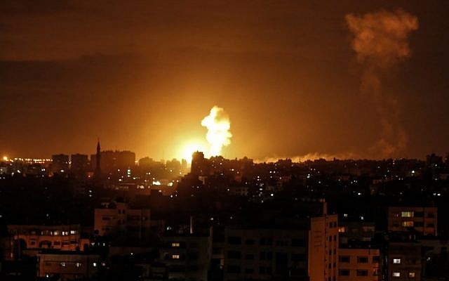 Una explosión causada por un ataque aéreo israelí en la ciudad de Gaza, el 27 de octubre de 2018. (Mahmud Hams / AFP)