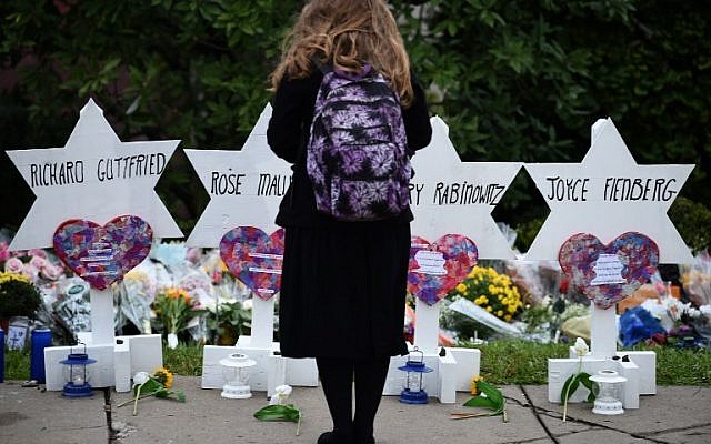 Una mujer se para en un monumento conmemorativo de las víctimas de un tiroteo mortal en la sinagoga del Árbol de la Vida en el vecindario de Squirrel Hill en Pittsburgh, el 27 de octubre de 2018. (SMIALOWSKI / AFP)