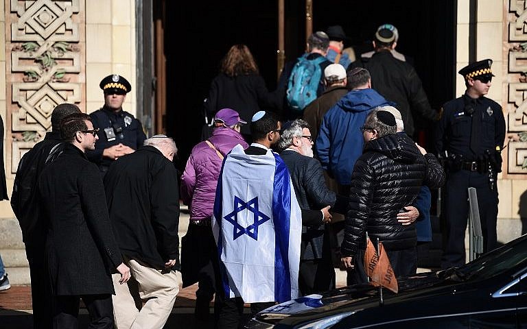 La gente llega a la Congregación de Rodef Shalom, donde se celebró el 30 de octubre de 2018 en Pittsburgh, Pensilvania, el funeral de la Congregación del Árbol de la Vida que asesinó a las víctimas Cecil Rosenthal y David Rosenthal. (Brendan Smialowski / AFP)