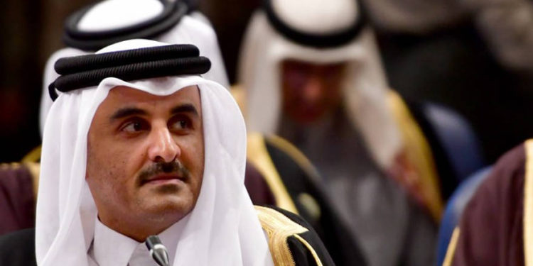 Qatar ha anunciado una promesa de $ 150 millones en ayuda humanitaria para la Franja de Gaza, informó la agencia estatal de noticias de Qatar (CIA) la noche del miércoles. El emir de Qatar, Tamim bin Hamad Al Thani, ordenó al Fondo de Qatar para el Desarrollo enviar la ayuda a Gaza "para disminuir la creciente gravedad de la crisis humanitaria" en el enclave costero, según el informe de QNA. El Fondo de Qatar para el Desarrollo es una organización de ayuda patrocinada por el Estado que apoya proyectos humanitarios y de desarrollo en diferentes partes del mundo. Gaza sufre una infraestructura de agua, electricidad y salud severamente inadecuada, pobreza generalizada y una tasa de desempleo extremadamente alta, tanto debido a los bloqueos israelíes como a los egipcios. Israel dice que es necesario evitar que las armas alcancen a los terroristas de Hamas, y debido al conflicto en curso entre el grupo terrorista de Hamas que gobierna Gaza y la Autoridad Palestina, desde donde Hamas arrebató el control de la Franja en 2007. Los $ 150 millones se entregarán a Gaza a través del Programa de las Naciones Unidas para el Desarrollo y otras partes de la ONU, agrega el informe de QNA, sin detallar a qué sectores de Gaza están destinados los fondos. Foto Un portavoz del PNUD en Jerusalem y el Fondo de Qatar para el Desarrollo no respondieron de inmediato a las solicitudes de comentarios sobre la ayuda que Qatar planea enviar a Gaza. El martes, dos camiones de combustible comprado en Qatar entraron a Gaza para mitigar una gran escasez de energía en la Franja. Los palestinos en la Franja sin generadores de respaldo se enfrentan a largos apagones diariamente. Se espera que docenas de camiones adicionales de combustible comprado en Qatar ingresen a Gaza en los próximos meses, dijo a la prensa Stephane Dujarric, portavoz del secretario general de la ONU, Antonio Guterres, en la sede de la ONU en la ciudad de Nueva York. El informe de QNA no aclaró si el combustible patrocinado por Qatar era una parte de los $ 150 millones que el Fondo de Qatar para el Desarrollo se comprometió a enviar a Gaza o además de eso. En los últimos años, Qatar ha enviado cientos de millones de dólares al enclave costero para ayuda humanitaria, desarrollo y otros proyectos. En septiembre, Gaza marcó la apertura de un complejo de tribunales financiado por Qatar que costó 11 millones de dólares.