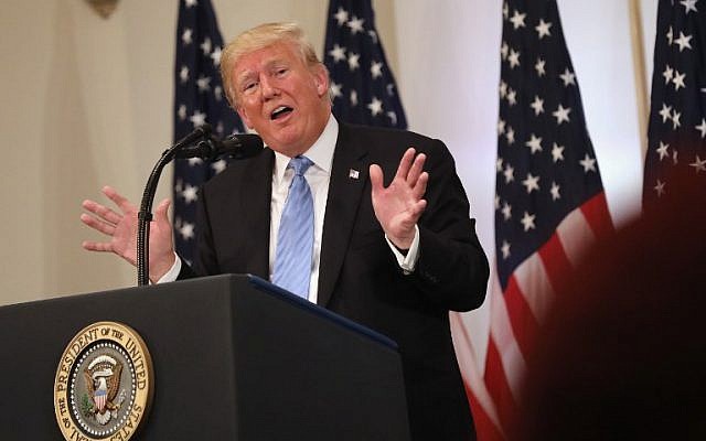 El presidente de los Estados Unidos, Donald Trump, responde a una pregunta sobre personas que se ríen de él el día anterior en la Asamblea General de la ONU mientras celebran una conferencia de prensa en la ciudad de Nueva York, el 26 de septiembre de 2018. (John Moore / Getty Images / AFP)