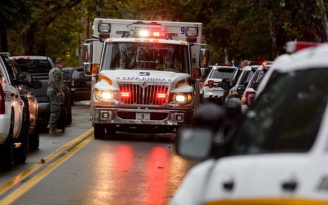 Los miembros del equipo de respuesta rápida de la policía responden al sitio de un tiroteo masivo en la Sinagoga del Árbol de la Vida en el vecindario de Squirrel Hill el 27 de octubre de 2018 en Pittsburgh, Pennsylvania. (Jeff Swensen / Getty Images / AFP)