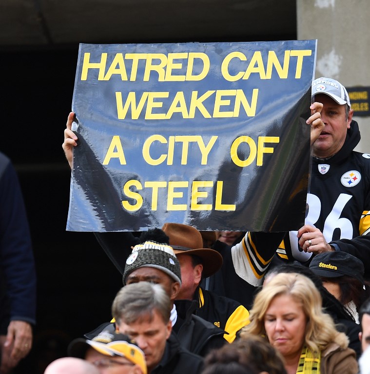 Un fan sostiene una señal para honrar a las víctimas del tiroteo en la sinagoga Tree of Life durante el juego entre los Pittsburgh Steelers y los Cleveland Browns en Heinz Field en Pittsburgh, Pennsylvania, el 28 de octubre de 2018. (Joe Sargent / Getty Images / AFP)