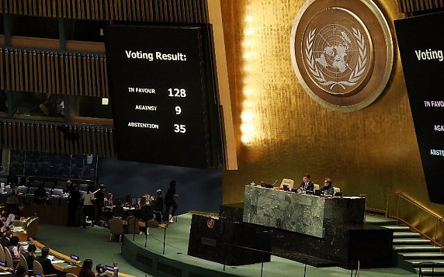 Los resultados de la votación se muestran en el piso de la Asamblea General de las Naciones Unidas en la que la declaración de Jerusalén de los Estados Unidos como la capital de Israel fue declarada “nula e inválida” el 21 de diciembre de 2017 en la ciudad de Nueva York. La votación, 128-9, en las Naciones Unidas se refería a la decisión de Washington de reconocer a Jerusalén como la capital de Israel y reubicar a su embajada allí. (Spencer Platt / Getty Images / AFP)