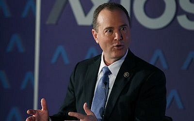 El representante Adam Schiff (demócrata de California) habla durante una entrevista con Mike Allen de Axios en Washington, DC, el 31 de enero de 2018. (Mark Wilson / Getty Images / AFP)