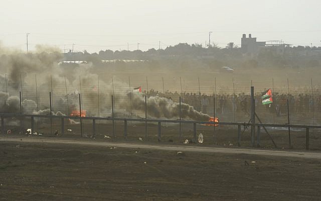 Palestinos participan en ataques a lo largo de la frontera entre la Franja de Gaza e Israel el 5 de octubre de 2018. (Fuerzas de Defensa de Israel)