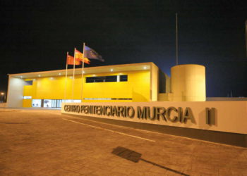 El 1 de octubre, la policía antiterrorista española registró la celda de la prisión de Mohamed Achraf en la penitenciaría Campos del Río en Murcia y descubrió que estaba dirigiendo una red "disciplinada y organizada" de presos jihadistas dedicados a reclutar y radicalizar a otros reclusos, así como a planear ataques contra objetivos específicos. (Fuente de la imagen: Ministerio del Interior español).