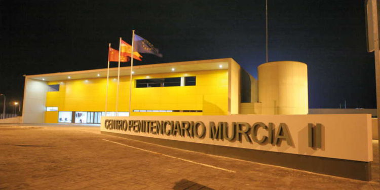 El 1 de octubre, la policía antiterrorista española registró la celda de la prisión de Mohamed Achraf en la penitenciaría Campos del Río en Murcia y descubrió que estaba dirigiendo una red "disciplinada y organizada" de presos jihadistas dedicados a reclutar y radicalizar a otros reclusos, así como a planear ataques contra objetivos específicos. (Fuente de la imagen: Ministerio del Interior español).