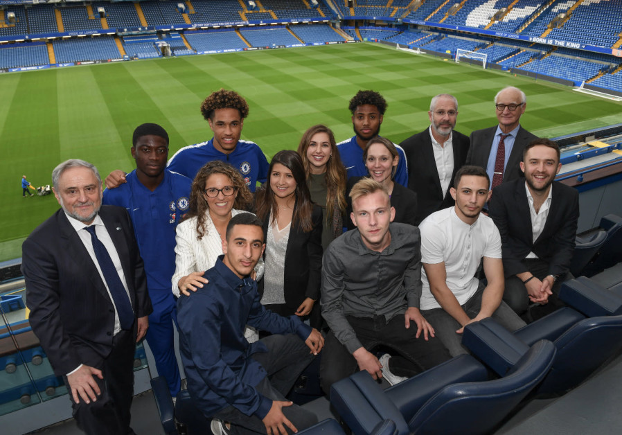 Miembros de Chelsea Academy, Chelsea Football Club, WJC y ganadores de Pitch for Hope, Stamford Bridge, 2018. (Crédito de foto: SHAHAR AZRAN / WJC)