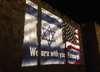 Muros de la ciudad vieja de Jerusalem se iluminaron en solidaridad con las víctimas de Pittsburg