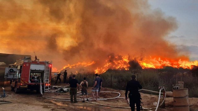 Incendio en medio de un globo incendiario volado desde Gaza (Foto: Roee Idan)