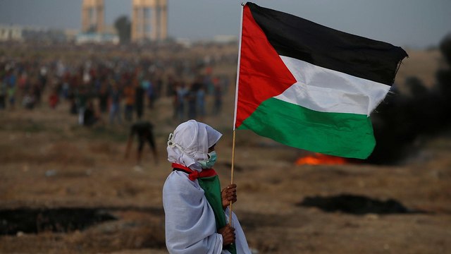 Mujer palestina durante la “Marcha del retorno” en Gaza (Foto: Reuters)