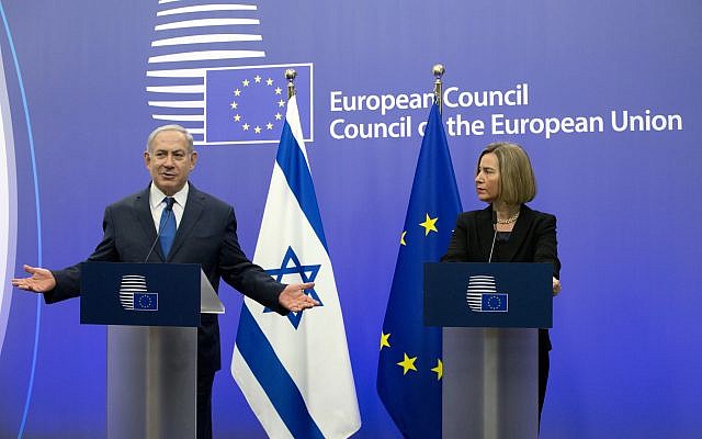 La alta representante de la Unión Europea, Federica Mogherini, a la derecha, y el primer ministro Benjamin Netanyahu se dirigen a una conferencia de prensa en el edificio del Consejo de la UE en Bruselas el lunes 11 de diciembre de 2017. (Foto AP / Virginia Mayo)