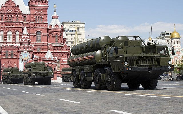 En esta foto de archivo tomada el lunes 9 de mayo de 2016, los sistemas de misiles de defensa aérea rusos S-300 conducen durante el desfile militar de Victory Day que marca 71 años después de la victoria en la Segunda Guerra Mundial en la Plaza Roja en Moscú, Rusia. (AP Photo / Alexander Zemlianichenko, archivo)