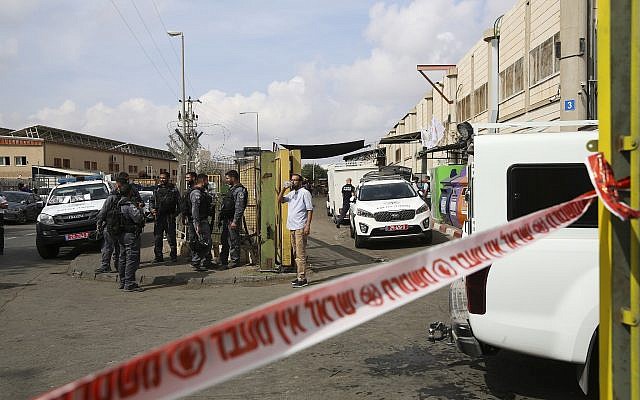 Las fuerzas de seguridad israelíes están en la entrada de la Zona Industrial de Barkan, en el norte de Cisjordania, el 7 de octubre de 2018. (Foto AP / Oded Balilty)