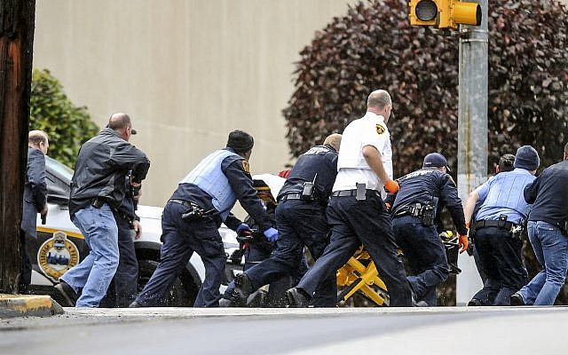 Las fuerzas del orden público corrieron con una persona en una camilla en la escena donde varias personas recibieron disparos, el sábado 27 de octubre de 2018, en la Congregación del Árbol de la Vida en el vecindario Squirrel Hill de Pittsburgh. (Alexandra Wimley / Pittsburgh Post-Gazette a través de AP)