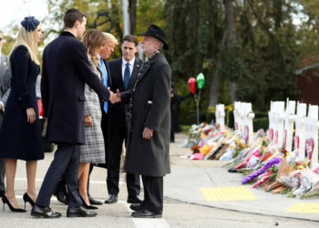 Trump enciende velas en la sinagoga de Pittsburgh donde murieron once personas