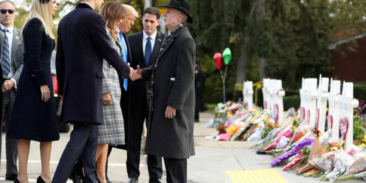 Trump enciende velas en la sinagoga de Pittsburgh donde murieron once personas