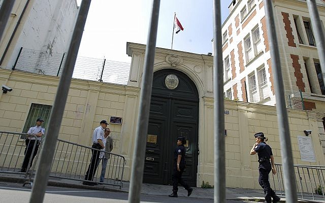 Ilustrativo: oficiales de la policía francesa montan guardia frente a la embajada iraní en París el martes 29 de mayo de 2012. (Foto de AP / Jacques Brinon)