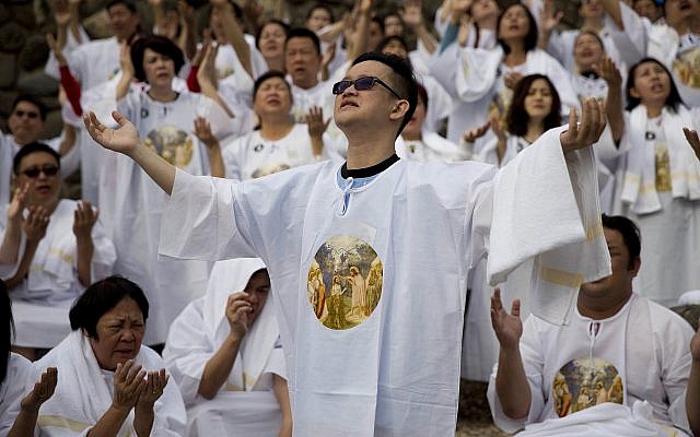 Peregrinos cristianos indonesios cantan antes de una ceremonia bautismal en el río Jordán en el sitio bautismal Yardenit en Israel, 17 de marzo de 2017. (Foto AP / Dusan Vranic)