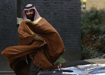 El príncipe heredero de Arabia Saudita, Mohammed bin Salman, camina para saludar a la primera ministra británica, Theresa May, en las afueras de 10 Downing Street en Londres, el miércoles 7 de marzo de 2018. (AP / Alastair Grant)