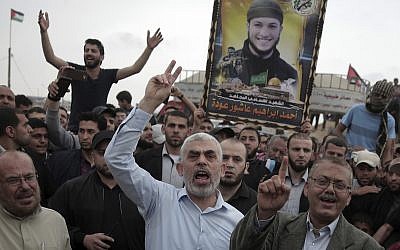 El líder de Hamás en Gaza, centro de Yahya Sinwar, canta consignas con los manifestantes durante su visita a la frontera de la Franja de Gaza con Israel, el viernes 20 de abril de 2018. (AP Photo / Khalil Hamra)