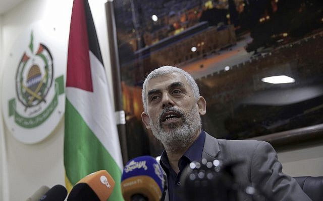 Yahya Sinwar, el líder de Hamás en la Franja de Gaza, habla con corresponsales extranjeros en su oficina en la ciudad de Gaza el jueves 10 de mayo de 2018. (AP Photo / Khalil Hamra)