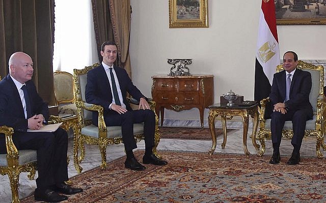 En este jueves, 21 de junio de 2018 foto, proporcionada por la agencia estatal de noticias de Egipto, MENA, el presidente egipcio Abdel-Fattah el-Sissi, centro, se reúne con el yerno del presidente Donald Trump y asesor principal Jared Kushner, segundo a la izquierda, y El enviado de Medio Oriente Jason Greenblatt se encuentra en la última parada en una gira regional para discutir un plan para un acuerdo de paz entre israelíes y palestinos, en El Cairo, Egipto. (MENA vía AP)