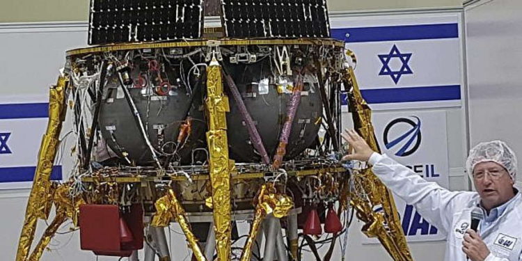 Opher Doron, gerente general de la división espacial de Israel Aerospace Industries, habla junto al módulo lunar SpaceIL, en una "sala limpia" especial donde se está desarrollando la nave espacial, durante una gira de prensa de sus instalaciones cerca de Tel Aviv, Israel, el 10 de julio. , 2018. (Foto AP / Ilan Ben Zion)