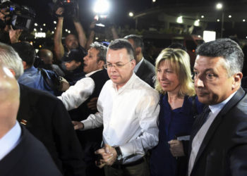 Trump espera reunirse con el pastor Brunson liberado por Turquía