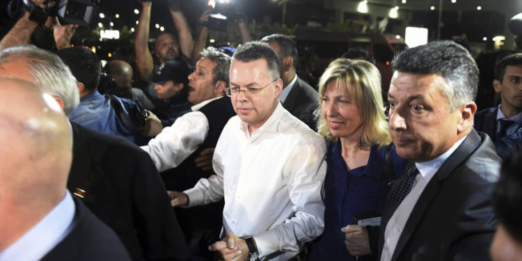 Trump espera reunirse con el pastor Brunson liberado por Turquía