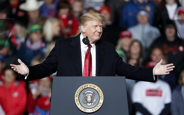 El presidente Donald Trump habla en un mitin que avala el boleto republicano, el 12 de octubre de 2018, en Lebanon, Ohio. (Foto AP / John Minchillo)