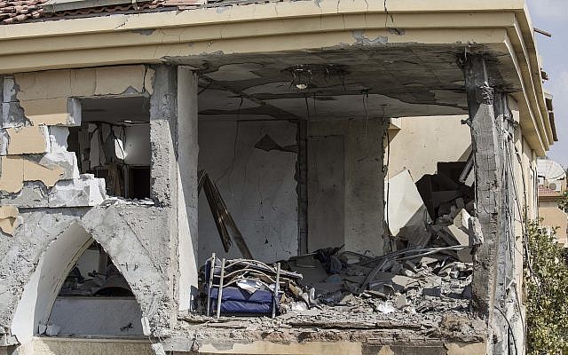Un daño a la casa que fue alcanzada por un misil disparado desde la Franja de Gaza, se ve en la ciudad de Beersheba, sur de Israel, el miércoles 17 de octubre de 2018. (AP / Tsafrir Abayov)