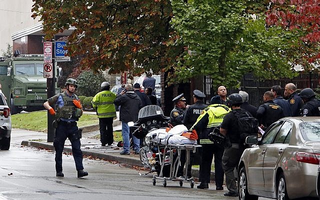 Los primeros en responder rodean la Sinagoga del Árbol de la Vida en Pittsburgh, Pensilvania, donde un tirador abrió fuego el sábado 27 de octubre de 2018. (Foto de AP / Gene J. Puskar)