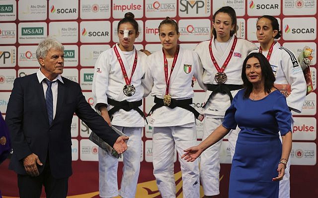 La ministra israelí de Cultura y Deporte, Miri Regev, y el presidente de la Asociación de Judo de Israel, Moshe Ponte, ganaron la medalla durante la ceremonia de medalla de las mujeres de 52 kg en el torneo de Grand Slam Judo de Abu Dhabi en Abu Dhabi, Emiratos Árabes Unidos, sábado 27 de octubre de 2018. Foto / Kamran Jebreili)