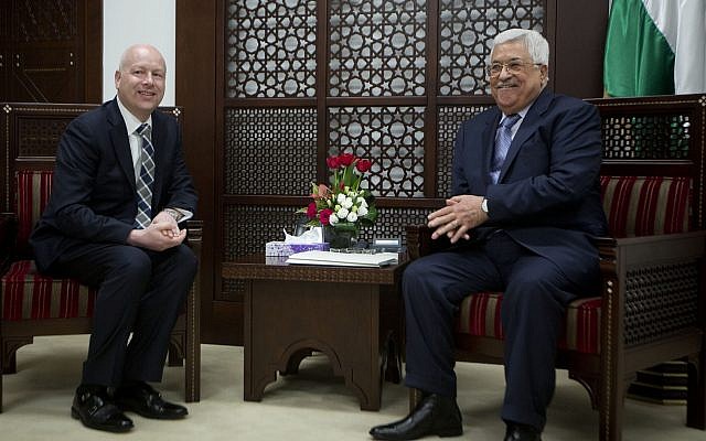 El enviado del proceso de paz del presidente de Estados Unidos, Jason Greenblatt, a la izquierda, se reúne con el presidente de la Autoridad Palestina, Mahmoud Abbas, en la oficina del presidente en la ciudad cisjordana de Ramallah, 14 de marzo de 2017. (Foto AP / Majdi Mohammed)