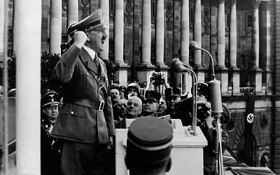 El líder nazi Adolf Hitler da un discurso desde el Palacio Imperial en Viena, el 15 de marzo de 1938. (Foto AP)